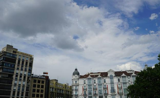 Nubes de tormenta en la Plaza de Zorrilla de Valladolid.