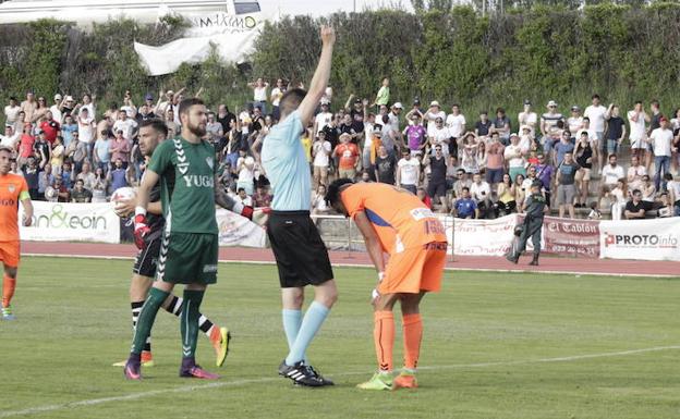 El colegiado muestra una tarjeta a un jugador del Socuéllamos tras pitar el penalti en el minuto 95 a favor de Unionistas. 