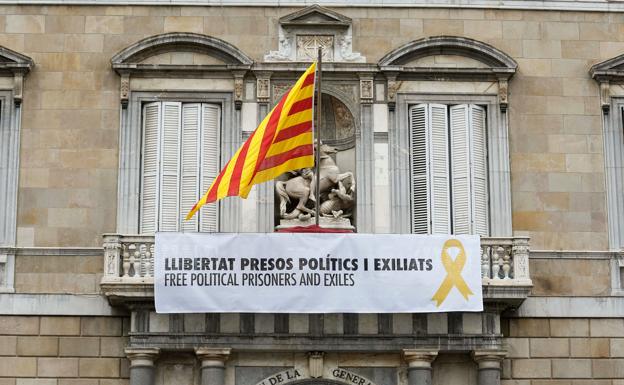 Pancarta a favor de la libertad de los presos políticos en el balcón del Palacio de la Generalitat.