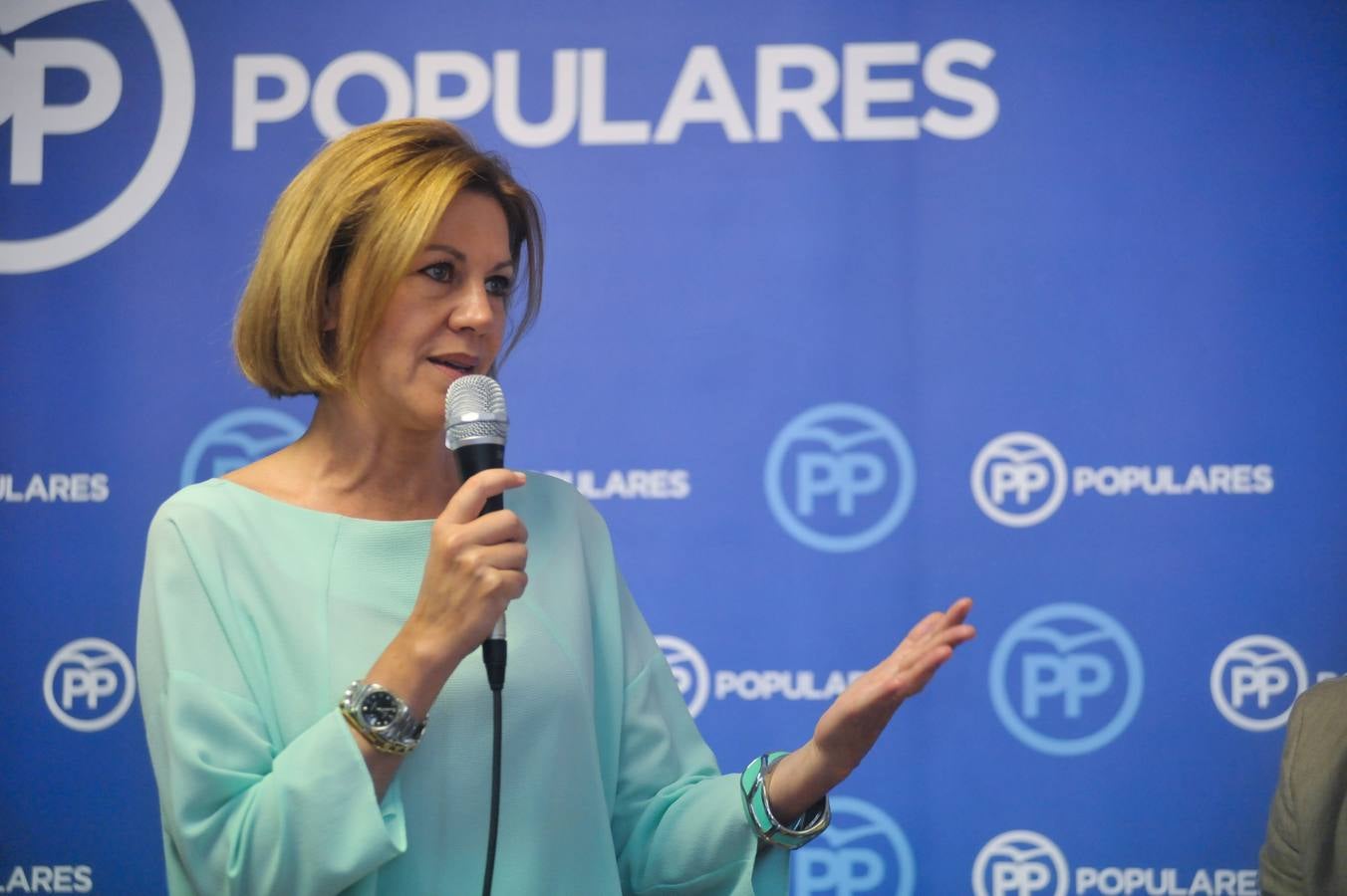 La secretaria general del PP y candidata a la presidencia de este partido se ha referido a las «noticias inquietantes» del acercamiento de presos etarras «en pago al apoyo de Bildu y el PNV»