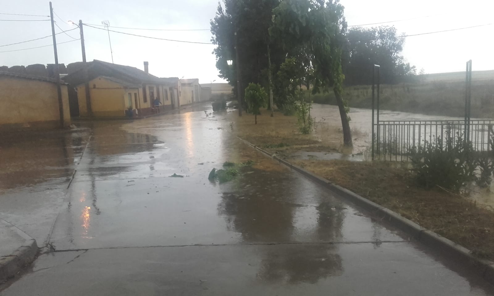 Los bomberos tuvieron que achicar agua en varias viviendas tras recoger hasta 45 litros por metro cuadrado, según algunos vecinos