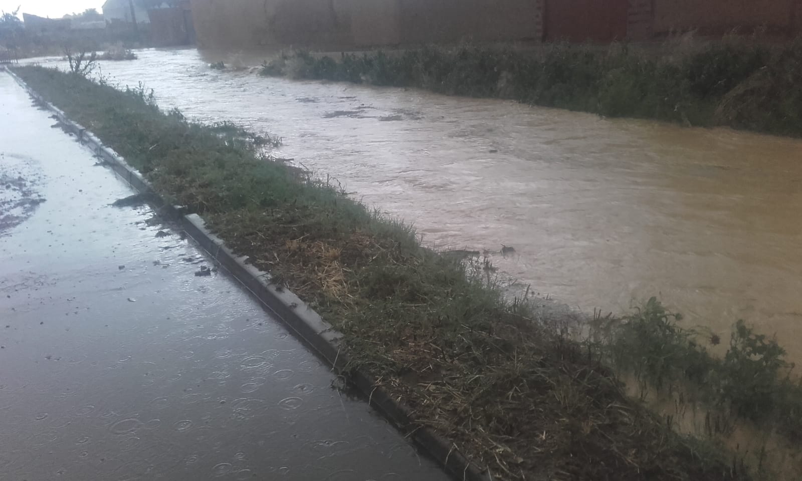 Los bomberos tuvieron que achicar agua en varias viviendas tras recoger hasta 45 litros por metro cuadrado, según algunos vecinos