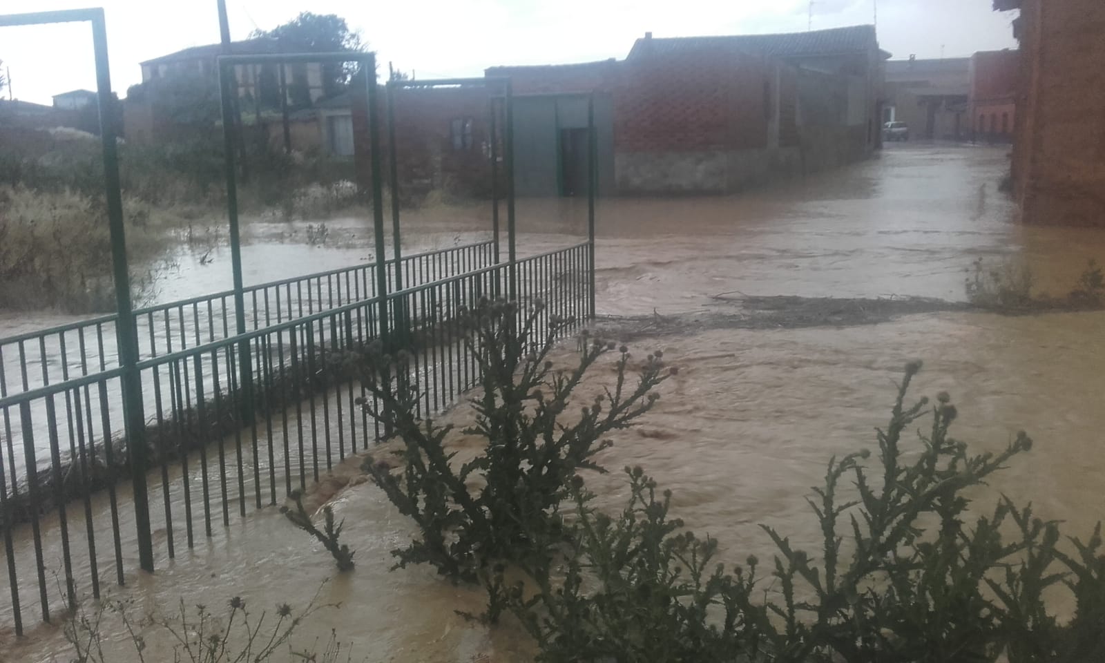 Los bomberos tuvieron que achicar agua en varias viviendas tras recoger hasta 45 litros por metro cuadrado, según algunos vecinos