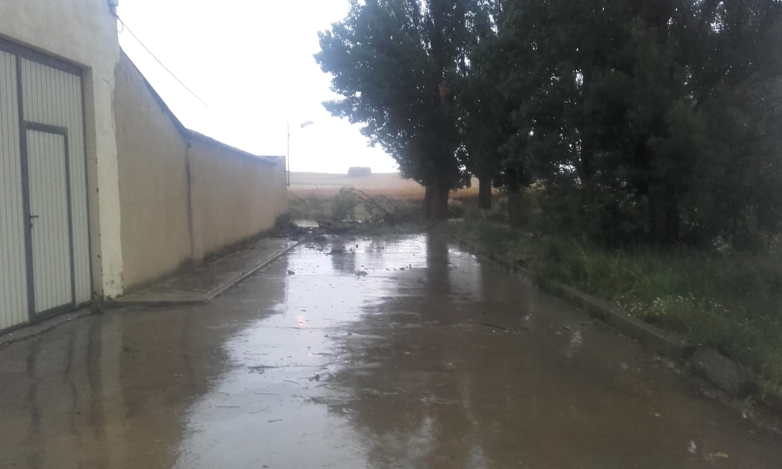 Los bomberos tuvieron que achicar agua en varias viviendas tras recoger hasta 45 litros por metro cuadrado, según algunos vecinos