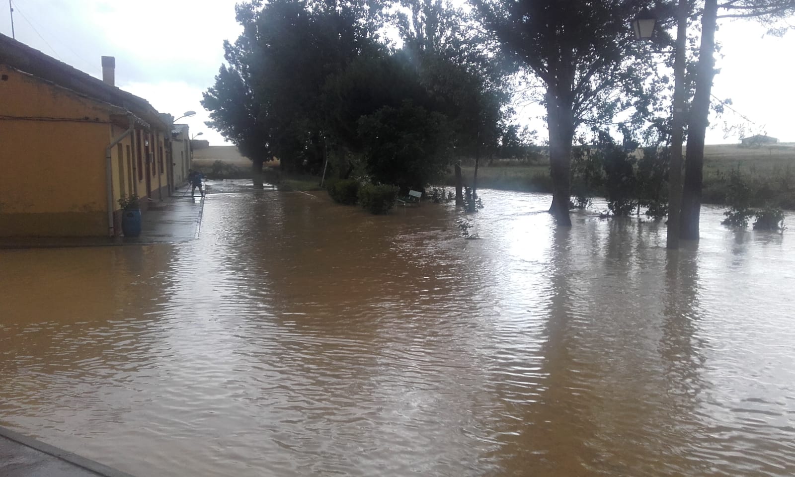 Los bomberos tuvieron que achicar agua en varias viviendas tras recoger hasta 45 litros por metro cuadrado, según algunos vecinos