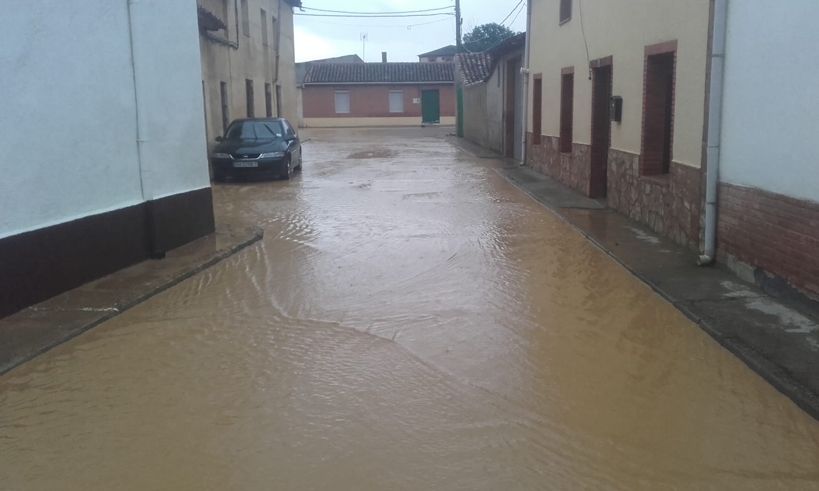 Los bomberos tuvieron que achicar agua en varias viviendas tras recoger hasta 45 litros por metro cuadrado, según algunos vecinos