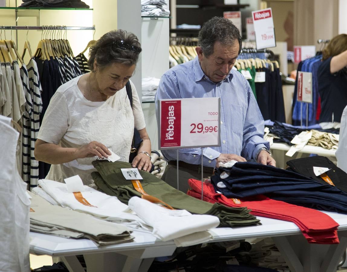 Fotos: Comienzan las rebajas de verano en Valladolid