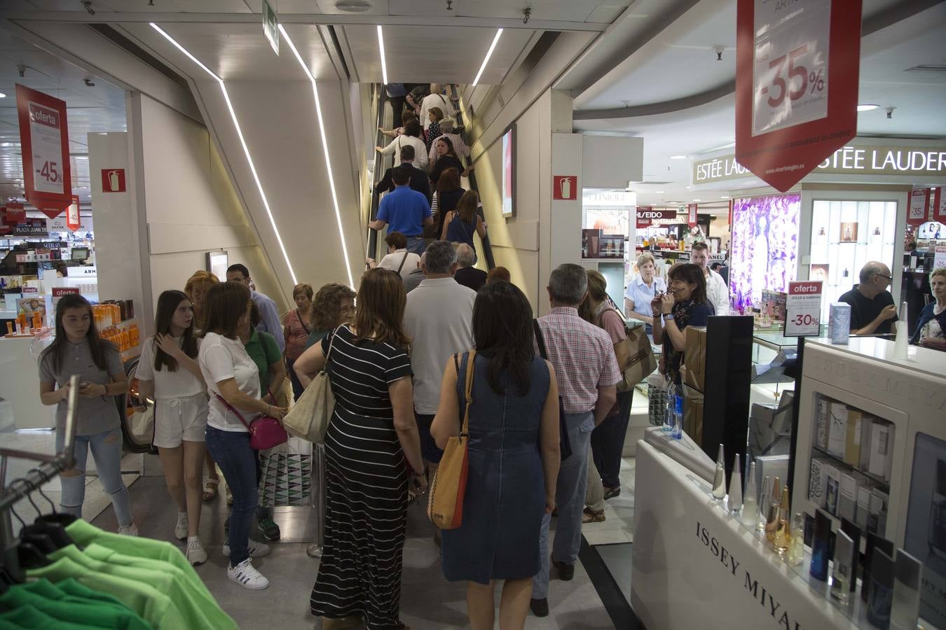Fotos: Comienzan las rebajas de verano en Valladolid