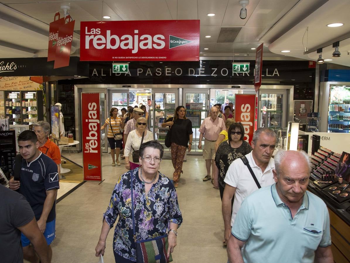 Fotos: Comienzan las rebajas de verano en Valladolid