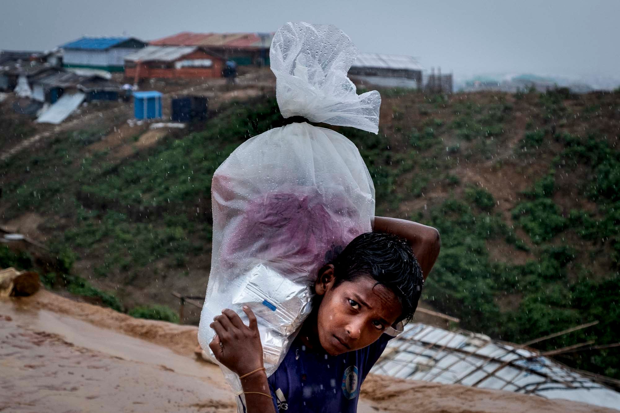 Los más de 800.000 refugiados rohingya que vive en los campos de refugiados de Bangladés, la mitad de ellos niños y niñas, está sufriendo el comienzo de las fuertes lluvias del monzón