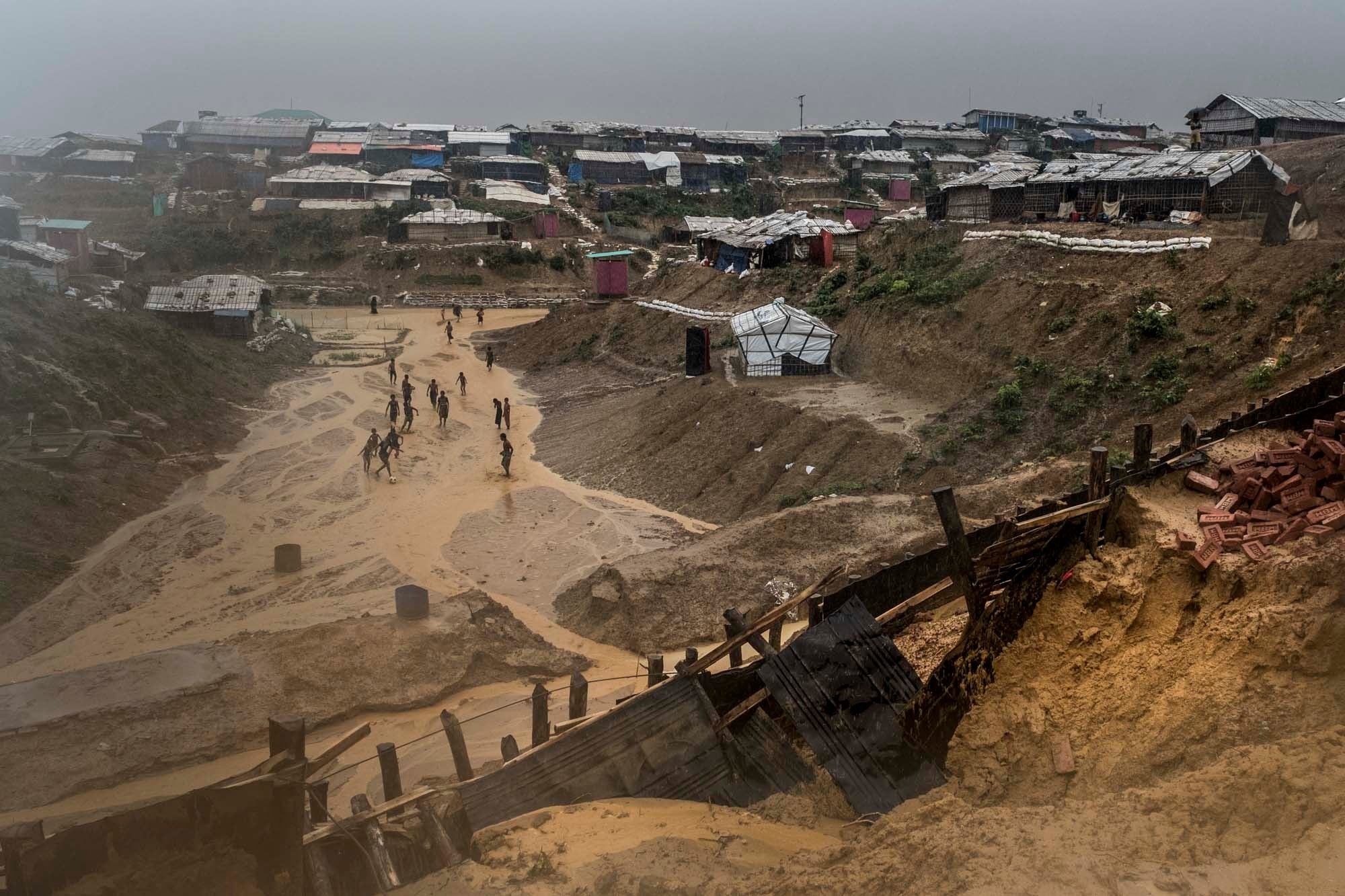 Los más de 800.000 refugiados rohingya que vive en los campos de refugiados de Bangladés, la mitad de ellos niños y niñas, está sufriendo el comienzo de las fuertes lluvias del monzón