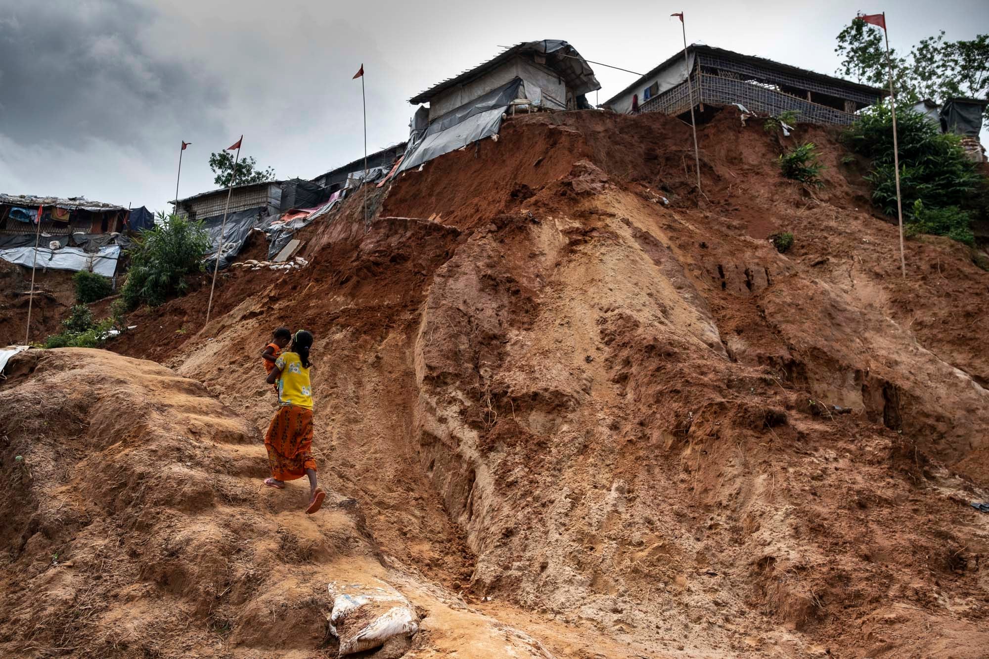 Los más de 800.000 refugiados rohingya que vive en los campos de refugiados de Bangladés, la mitad de ellos niños y niñas, está sufriendo el comienzo de las fuertes lluvias del monzón