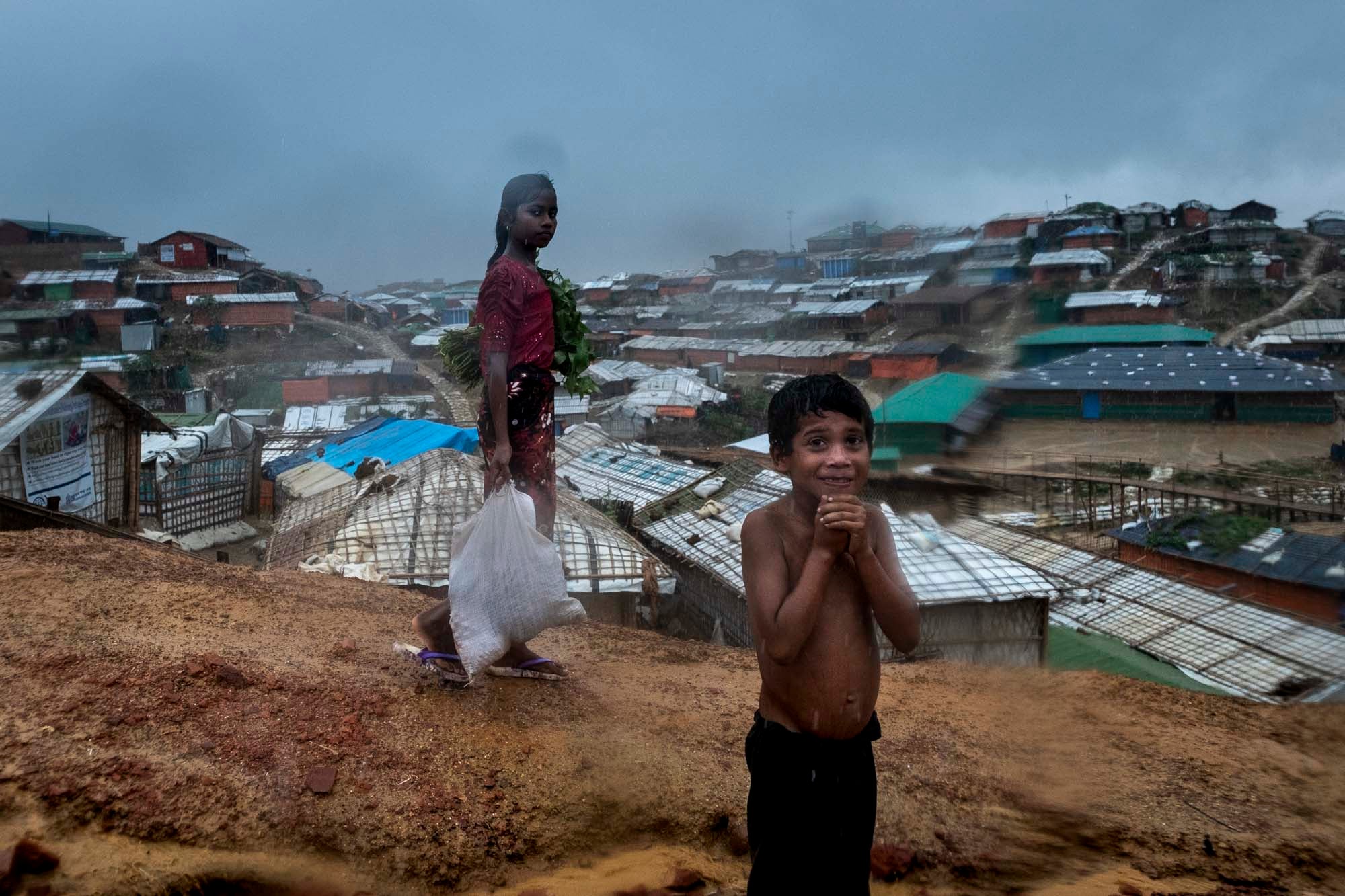 Los más de 800.000 refugiados rohingya que vive en los campos de refugiados de Bangladés, la mitad de ellos niños y niñas, está sufriendo el comienzo de las fuertes lluvias del monzón