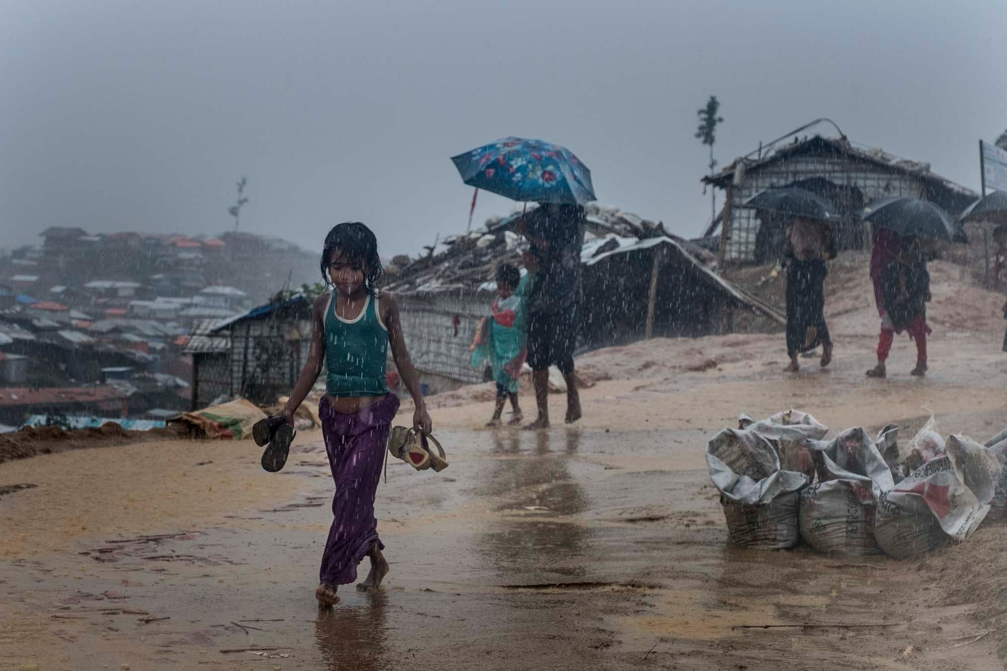 Los más de 800.000 refugiados rohingya que vive en los campos de refugiados de Bangladés, la mitad de ellos niños y niñas, está sufriendo el comienzo de las fuertes lluvias del monzón