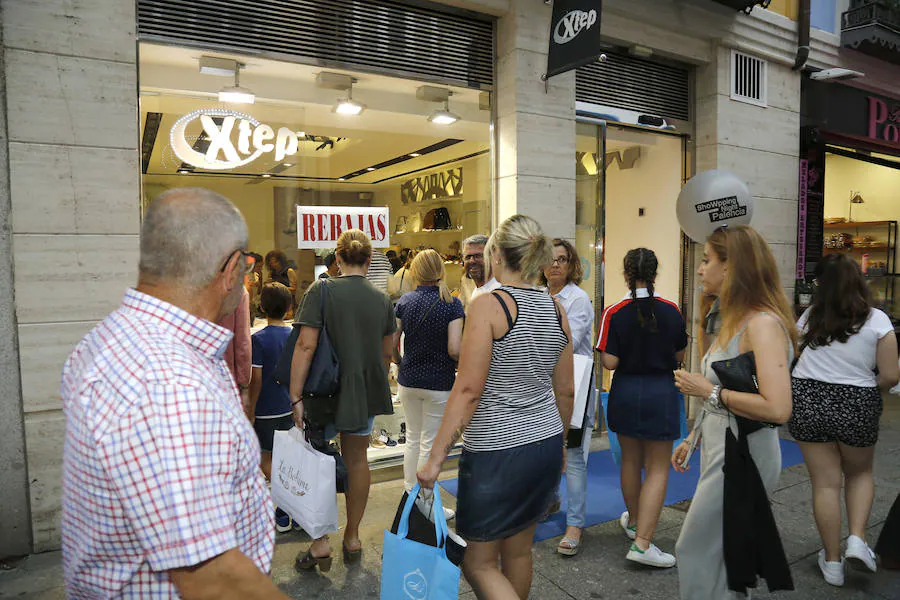 Fotos: Noche de compras en Palencia