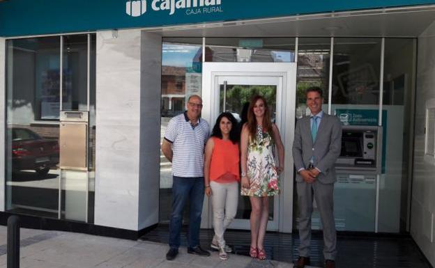 El alcalde de Villada, José Antonio Alonso; la gestora comercial, Carolina Castrejón; la directora de la oficina, Raquel Mediavilla, y el director territorial de Cajamar, Raúl Ortega. 