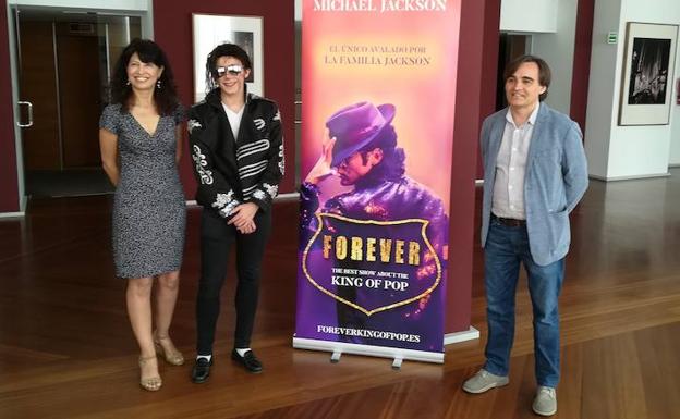 La concejala Ana Redondo, Álex Blanco como MJ, y Carlos López, productor de 'Forever'. 