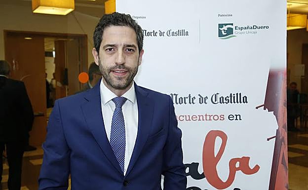 El presidente de la Asociación Empresa Familiar de Castilla y León, César Pontvianne, antes de iniciarse el encuentro. 