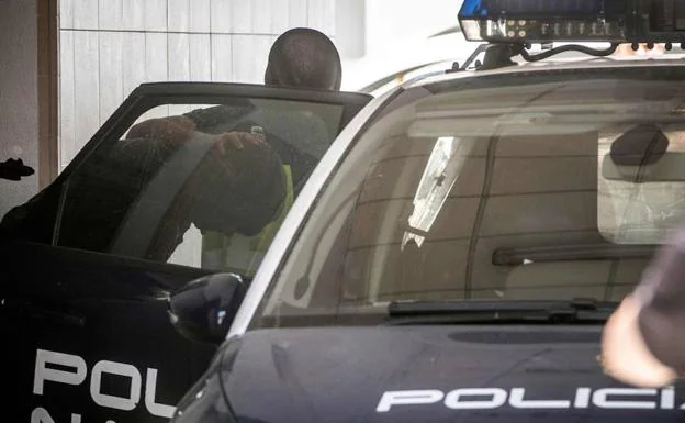 Agentes de policía trasladan un narcotraficante detenido en la Línea de la Concepción. 