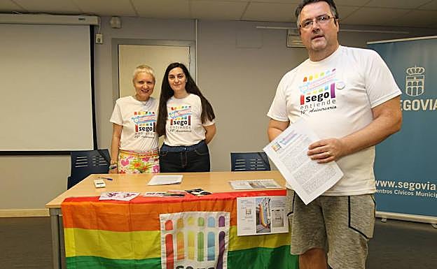 Marcos Tarilonte, junto a dos miembros del colectivo. 