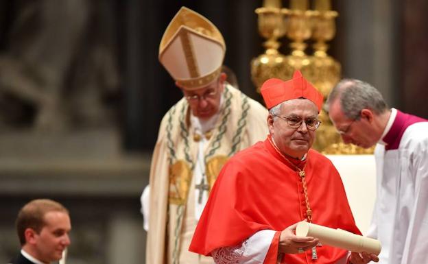 Aquilino Bocos, tras ser creado cardenal por el Papa.