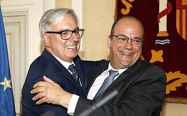 Ángel Miguel, a la izquierda, se abraza al subdelegado del Gobierno saliente, Luis Miguel Cárcel.