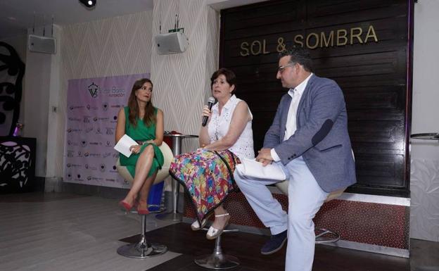 Raquel Sanz (i) y Esther Hernanz, viuda y madre de Víctor Barrio, respectivamente, junto a Sergio Miguel. 