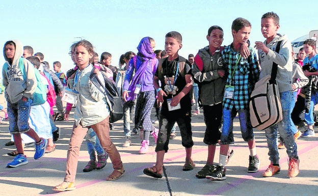 Niños saharauis recién aterrizados este viernes en el aeropuerto de Villanubla, en Valladolid. 