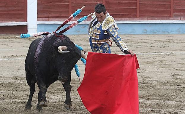 José María Manzanares da un pase a uno de los morlacos de la corrida de este sábado. 