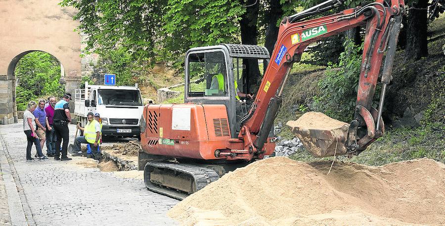 Operarios trabajaban este sábado en la avería ante la presencia de la Policía Local y la concejala Paloma Maroto. 