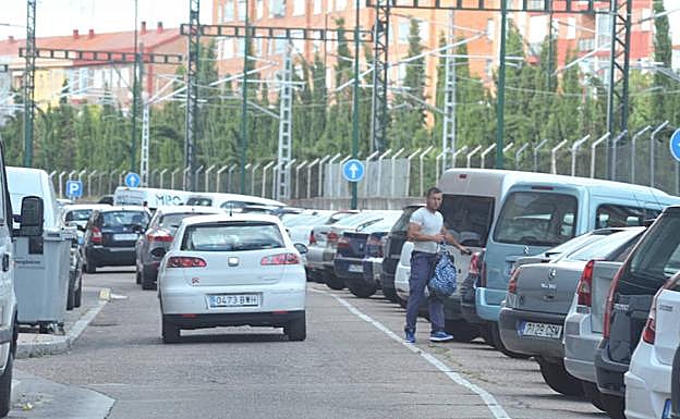 Plazas de aparcamiento en la calle de la Vía. 