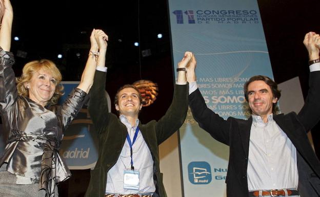 Casado, en el centro, con Esperanza Aguirre y José María Aznar, durante el congreso de Nuevas Generaciones del PP celebrado en 2008.