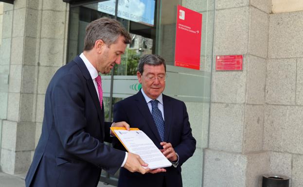 Javier Lacalle, alcalde de Burgos, y César Rico, presidente de la Diputación han registrado la última documentación solicitada por el Ministerio