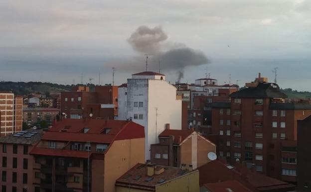 Así se veía el humo desde el centro de Valladolid sobre las siete y media de la mañana.