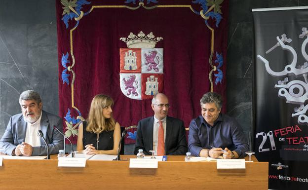 El alcalde de Ciudad Rodrigo Juan Tomás Muñoz, Mar Sancho, el presidente de la Diputación Javier Iglesias y Manuel González, director de la feria. 