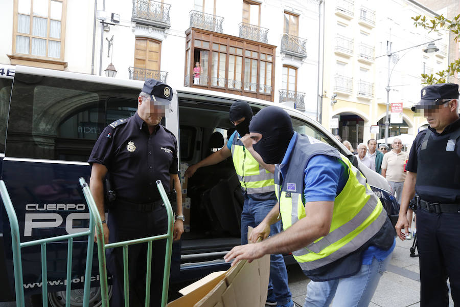 Fotos: Registro a las oficinas del ayuntamiento por la operación Enrredada