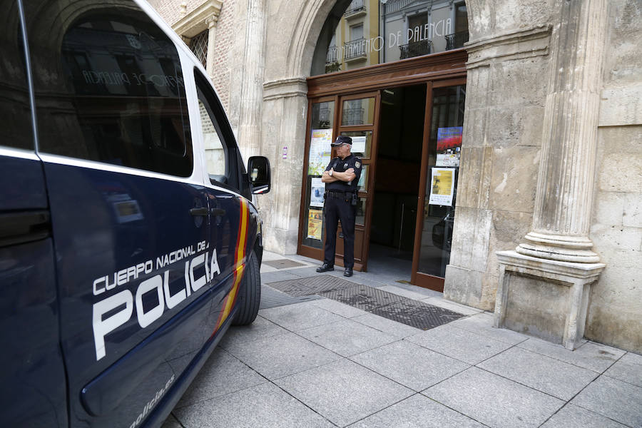 Fotos: Registro a las oficinas del ayuntamiento por la operación Enrredada
