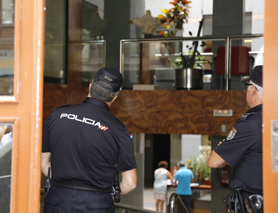Fotos: Registro a las oficinas del ayuntamiento por la operación Enrredada