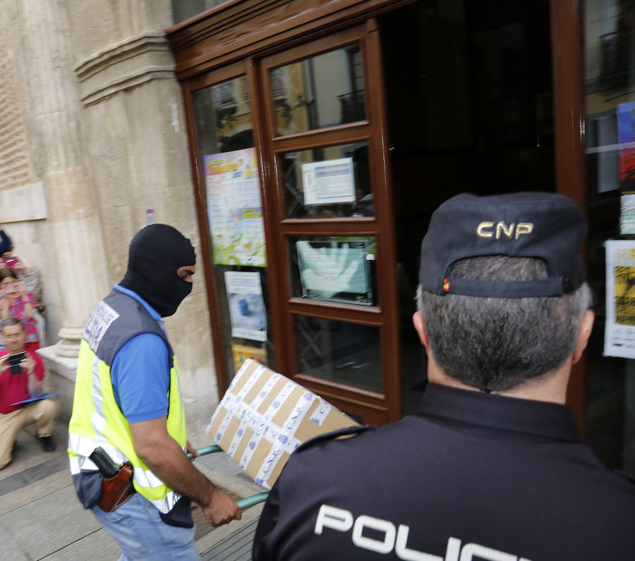 Fotos: Registro a las oficinas del ayuntamiento por la operación Enrredada