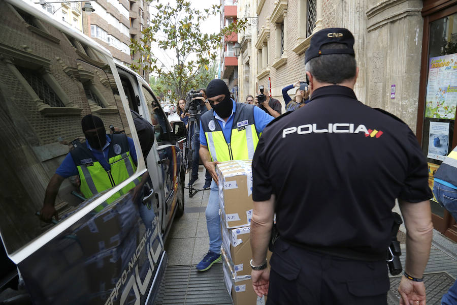 Fotos: Registro a las oficinas del ayuntamiento por la operación Enrredada