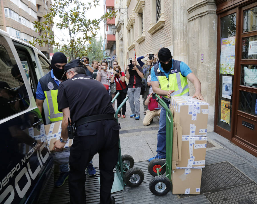 Fotos: Registro a las oficinas del ayuntamiento por la operación Enrredada