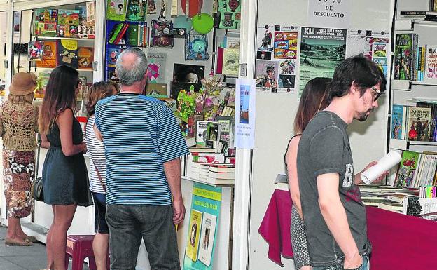 Visitantes en las casetas en una anterior edición de la Feria del Libro de Segovia. 