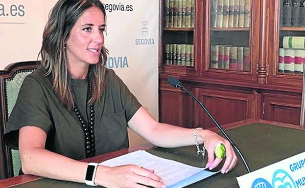 Raquel Fernández, portavoz del PP municipal en el Ayuntamiento de Segovia, comparece ante los medios. 