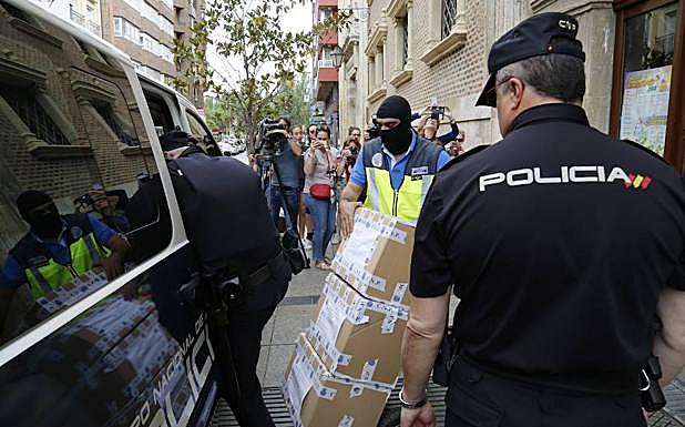 Dos policías nacionales suben a un furgón cajas de las oficinas de las Agustinas Canónigas. 