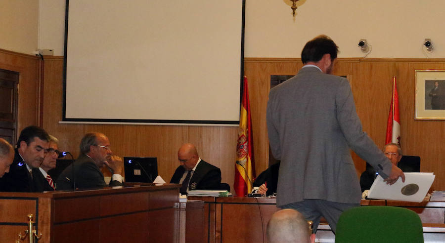 Fotos: El alcalde Óscar Puente comparece como testigo en el juicio contra León de la Riva