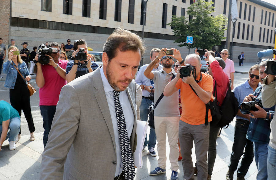 Fotos: El alcalde Óscar Puente comparece como testigo en el juicio contra León de la Riva