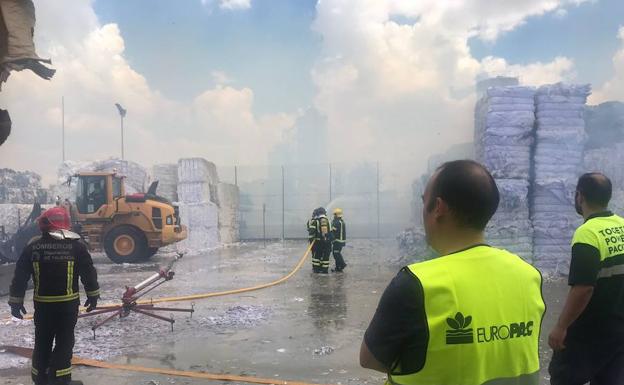 Bomberos y trabajadores de Europac trabajan en la extinción. 