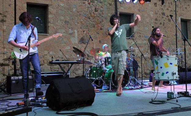 Actuación de WavesOlasOndas en una anterior edición del Festival vete al Fresco. 