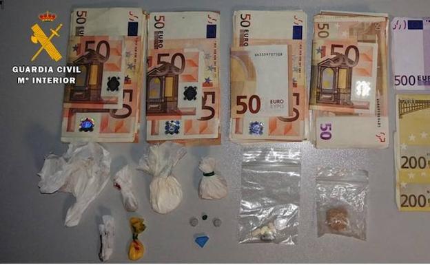 Droga y dinero incautado por los agentes. 