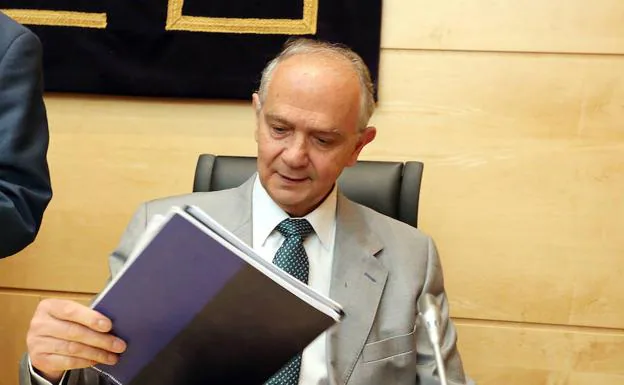 El expresidente de Caja de Burgos José María Leal comparece ante la Comisión de investigación de las cajas.